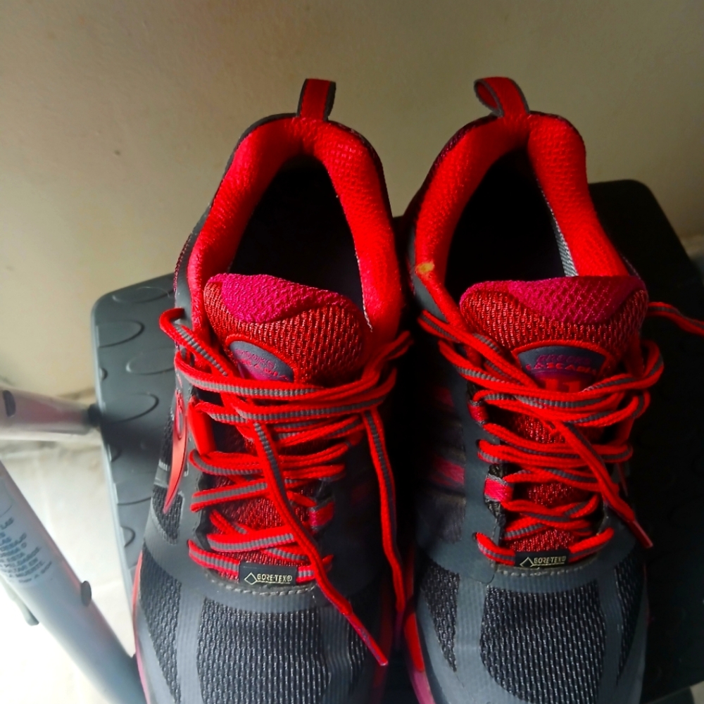 Cascadia Brooks gtx size 8 USA women's running shoes